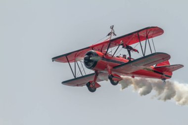 Wingwalker Danielle uçak Boeing Stearman üzerinde