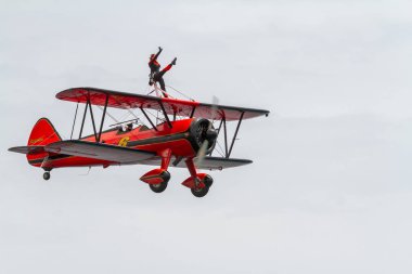 Wingwalker Danielle uçak Boeing Stearman üzerinde