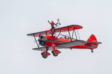 Wingwalker Danielle uçak Boeing Stearman üzerinde