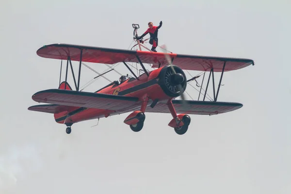 Wingwalker Danielle sull'aereo Boeing Stearman — Foto Stock