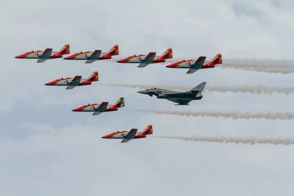 Flugzeug casa c-101 der patrulla aguila und eurofighter typho — Stockfoto