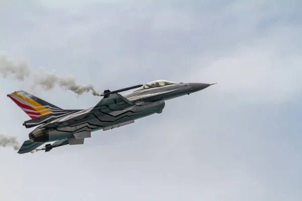 Repülőgép F-16 belga solo kijelző — Stock Fotó