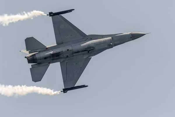 Uçak F-16 Belçikalı solo görüntüleme — Stok fotoğraf