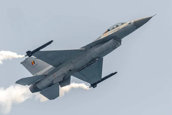飞机 F-16 比利时独奏显示 — 图库照片