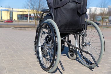 Tekerlekli sandalyede güneşli gün yürüyüş sırasında