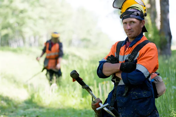 Portret Positieve Tuinarchitect Man Werknemer Tijdens Gras Snijden Team Werkt — Stockfoto