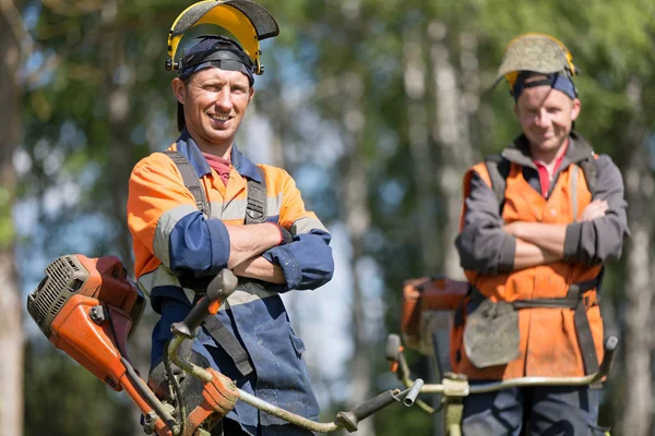 Gelukkig Tuin Werknemers Uniform Met Benzine Grastrimmers Buitenshuis Tekenreeks — Stockfoto