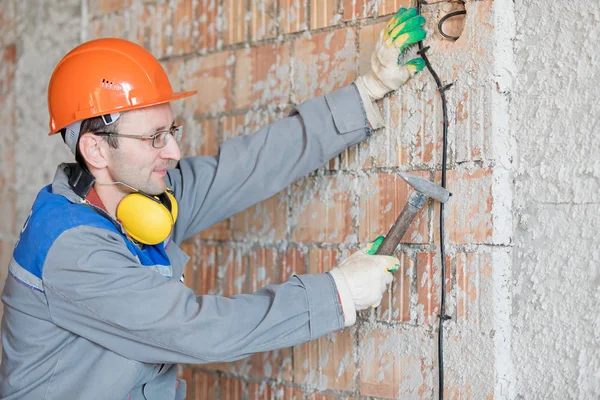 Elektriker Mann Bauarbeiter Installiert Sicherungskasten Stromkabel Hauswand — Stockfoto