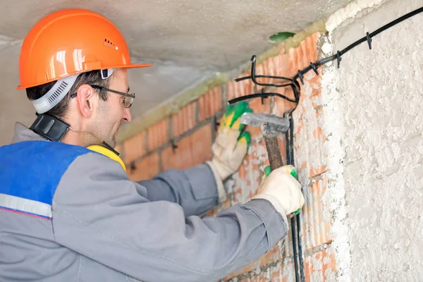 Electricien Homme Travailleur Construction Installation Boîte Fusibles Câble Électrique Mur — Photo