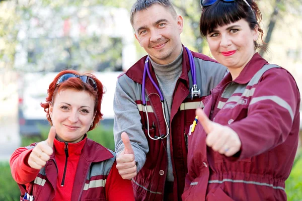 Medische Concept Paramedicus Reactie Eenheid Gebaren Bij Noodgevallen Auto Achtergrond — Stockfoto