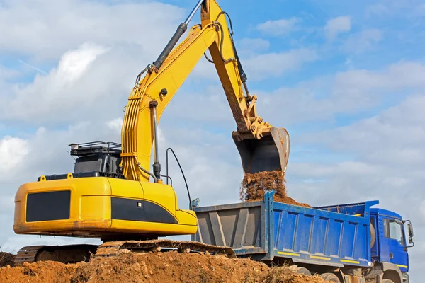 Equipamento Construção Escavadeira Descarregando Areia Caminhão Basculante — Fotografia de Stock