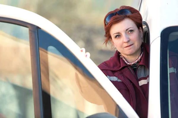 Kobieta Paramedic Pracownik Otworzył Awaryjne Drzwi Samochodowe Patrząc — Zdjęcie stockowe
