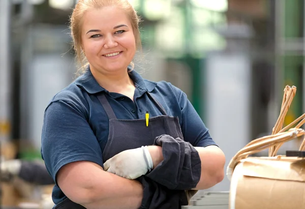 Retrato Sonriente Trabajadora Industrial Taller Fábrica Durante Ensamblaje Del Núcleo —  Fotos de Stock