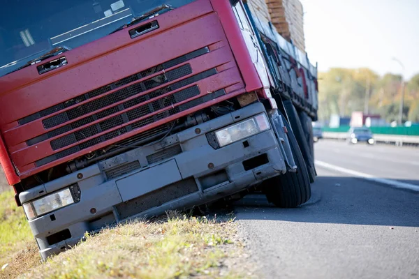 Autonehoda Nákladní Přívěs Ztratil Kontrolu Vlevo Mezistátní Silnice Ponořil Příkopu — Stock fotografie