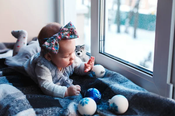 Ребенок с рождественскими игрушками — стоковое фото