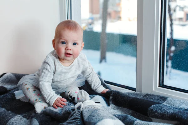 Kind op een raam — Stockfoto