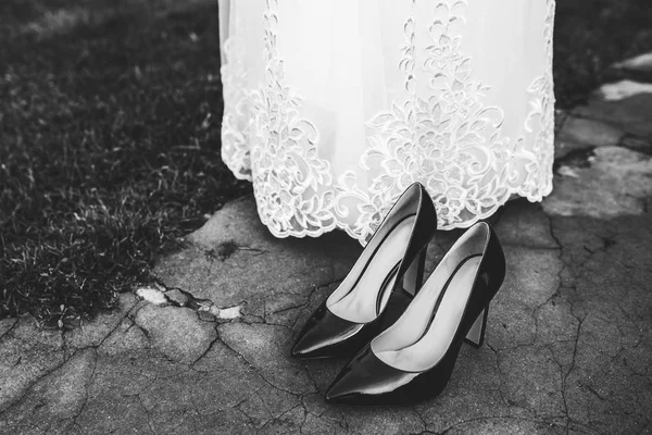 Sposa scarpe montaggio il giorno del suo matrimonio — Foto Stock