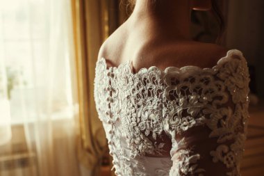 Gelinler geri elbiseli