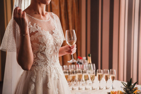 Невеста держит стакан
