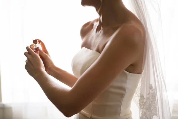 A noiva usa perfume — Fotografia de Stock