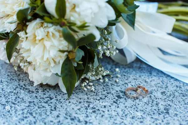 Wedding bouquet with wedding rings — Stock Photo, Image