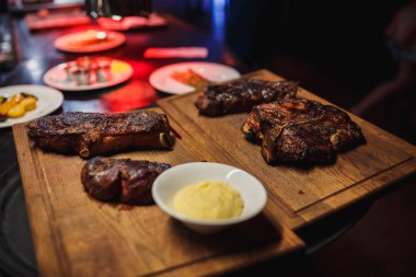 Biftek bir ahşap tepsi