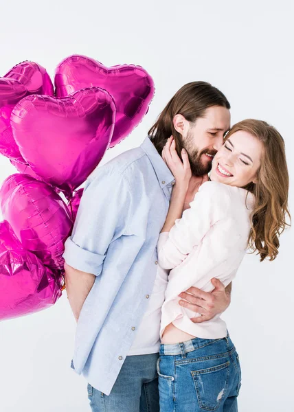 Bonito Jovem Homem Segurando Coração Forma Balões Abraçando Namorada Isolado — Fotografia de Stock