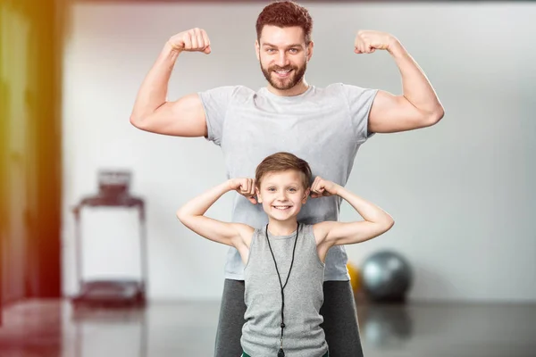 Criança Feliz Com Seu Pai Mostrando Músculos Câmera — Fotografia de Stock