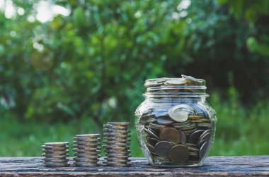 Para biriktirme kavramı ve para yığını iş için büyüyor. finansal ve muhasebe kavramı.