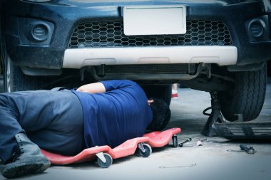 Teknisyen arabanın motorunu kontrol ediyor. Otomobil tamircisi araba motorunu kontrol ediyor. Bakım kontrol arabası.