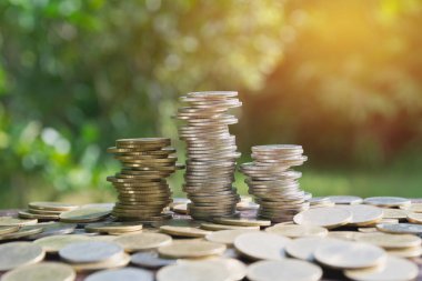 Para biriktirme kavramı ve para yığını iş için büyüyor. finansal ve muhasebe kavramı.