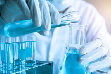 Analitik, tıbbi, ilaç ve bilimsel araştırma konsepti için sıvı ile cam laboratuvar kimyasal test tüpleri ile araştırmacı.