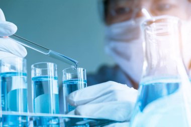 Analitik, tıbbi, ilaç ve bilimsel araştırma konsepti için sıvı ile cam laboratuvar kimyasal test tüpleri ile araştırmacı.