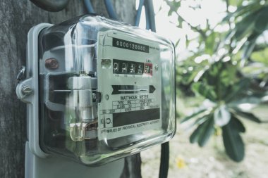 Elektrik sayacı güç kullanımını ölçüyor. Watt saat elektrik metre ölçüm aracı.