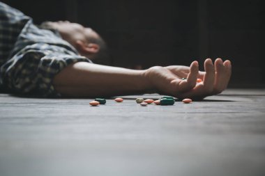 İlaç doz aşımı tarafından intihar adam. Aşırı dozda hap kadar yakın ve bağımlısı.