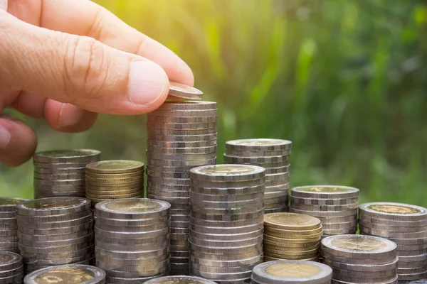 İş için para birikintisi büyüyen bir madeni parayı elden düşür. finansal ve muhasebe kavramı.