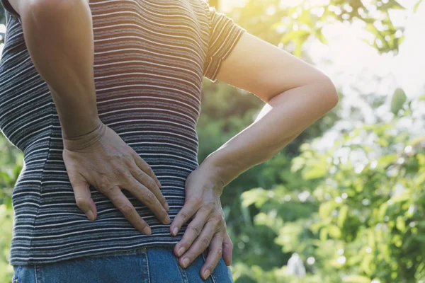 Una Mujer Que Sufre Dolor Espalda Lesión Espinal Problema Problemas — Foto de Stock