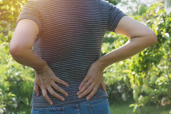 Una Mujer Que Sufre Dolor Espalda Lesión Espinal Problema Problemas — Foto de Stock