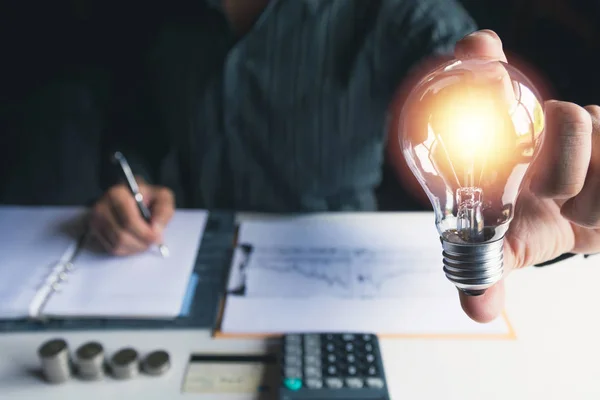 Männerhand Mit Glühbirne Für Innovation Und Kreatives Konzept — Stockfoto
