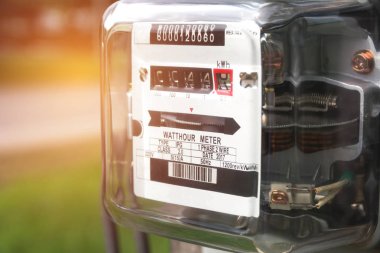 Elektrik sayacı güç kullanımını ölçüyor. Watt saat elektrik metre ölçüm aracı.
