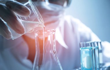 Analitik, tıbbi, ilaç ve bilimsel araştırma konsepti için sıvı ile cam laboratuvar kimyasal test tüpleri ile araştırmacı.