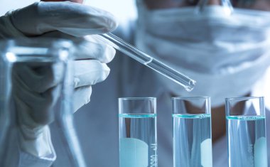 Analitik, tıbbi, ilaç ve bilimsel araştırma konsepti için sıvı ile cam laboratuvar kimyasal test tüpleri ile araştırmacı.