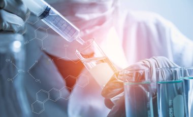 Analitik, tıbbi, ilaç ve bilimsel araştırma konsepti için sıvı ile cam laboratuvar kimyasal test tüpleri ile araştırmacı.