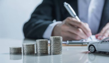 Araba sigortası ve araba Servisi. İşkadını deste paralar ve oyuncak araba, iş ve finansal kavramı ile.