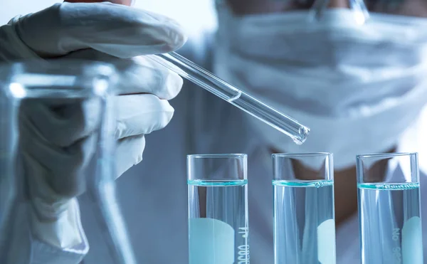Analitik, tıbbi, ilaç ve bilimsel araştırma konsepti için sıvı ile cam laboratuvar kimyasal test tüpleri ile araştırmacı.