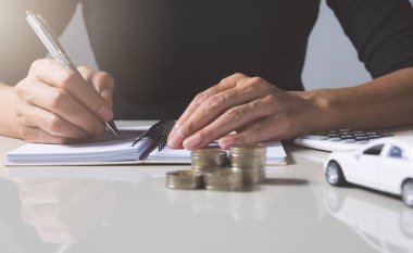 Araba sigortası ve araba Servisi. İşkadını deste paralar ve oyuncak araba, iş ve finansal kavramı ile.