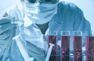 Analitik, tıbbi, ilaç ve bilimsel araştırma konsepti için sıvı ile cam laboratuvar kimyasal test tüpleri ile araştırmacı.