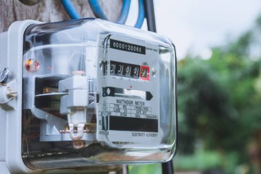 Elektrik sayacı güç kullanımını ölçüyor. Watt saat elektrik metre ölçüm aracı.