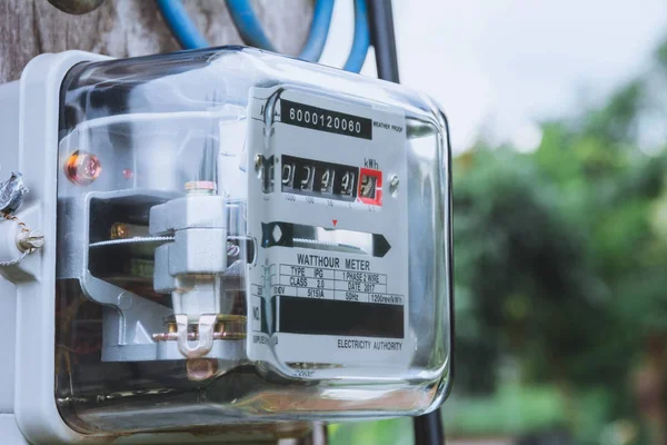 Elektrik sayacı güç kullanımını ölçüyor. Watt saat elektrik metre ölçüm aracı.