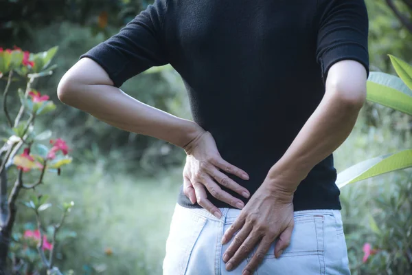 Una Mujer Que Sufre Dolor Espalda Lesión Espinal Problemas Musculares — Foto de Stock